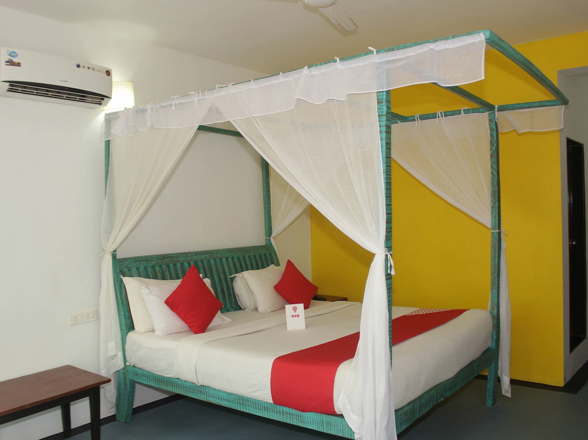 Rock Bite Hotel Morjim Exterior photo